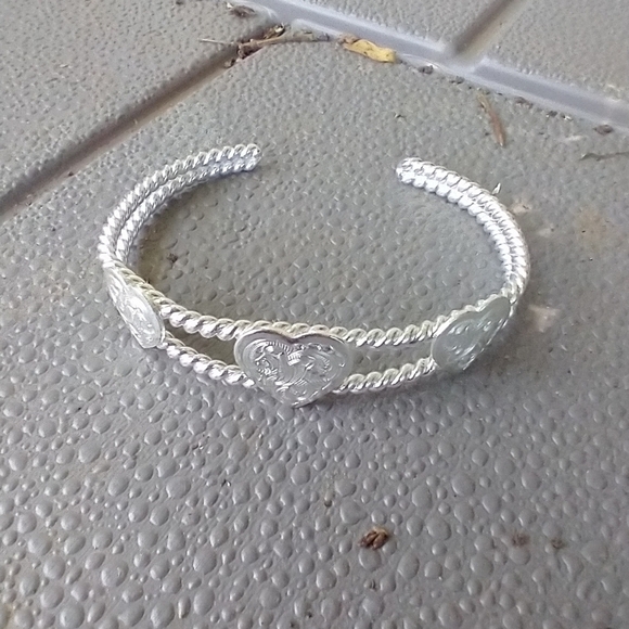 Women's silver tone heart adjustable cuff bracelet - Picture 5 of 5